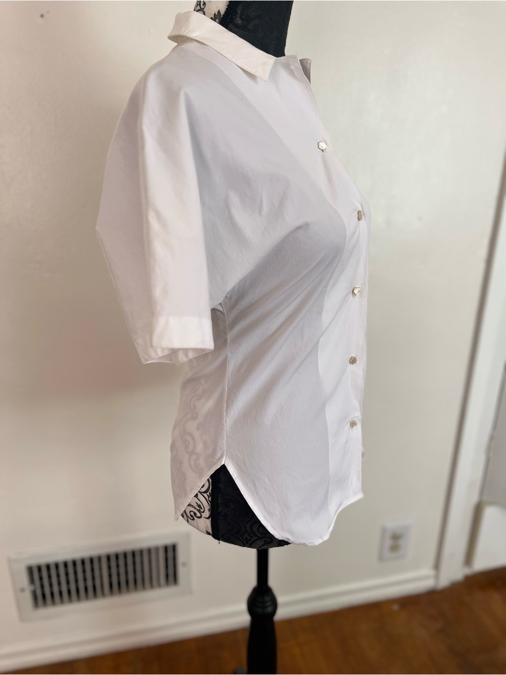 The Row Classic White Short-Sleeve Button-Down Shirt - Picture 4 of 8